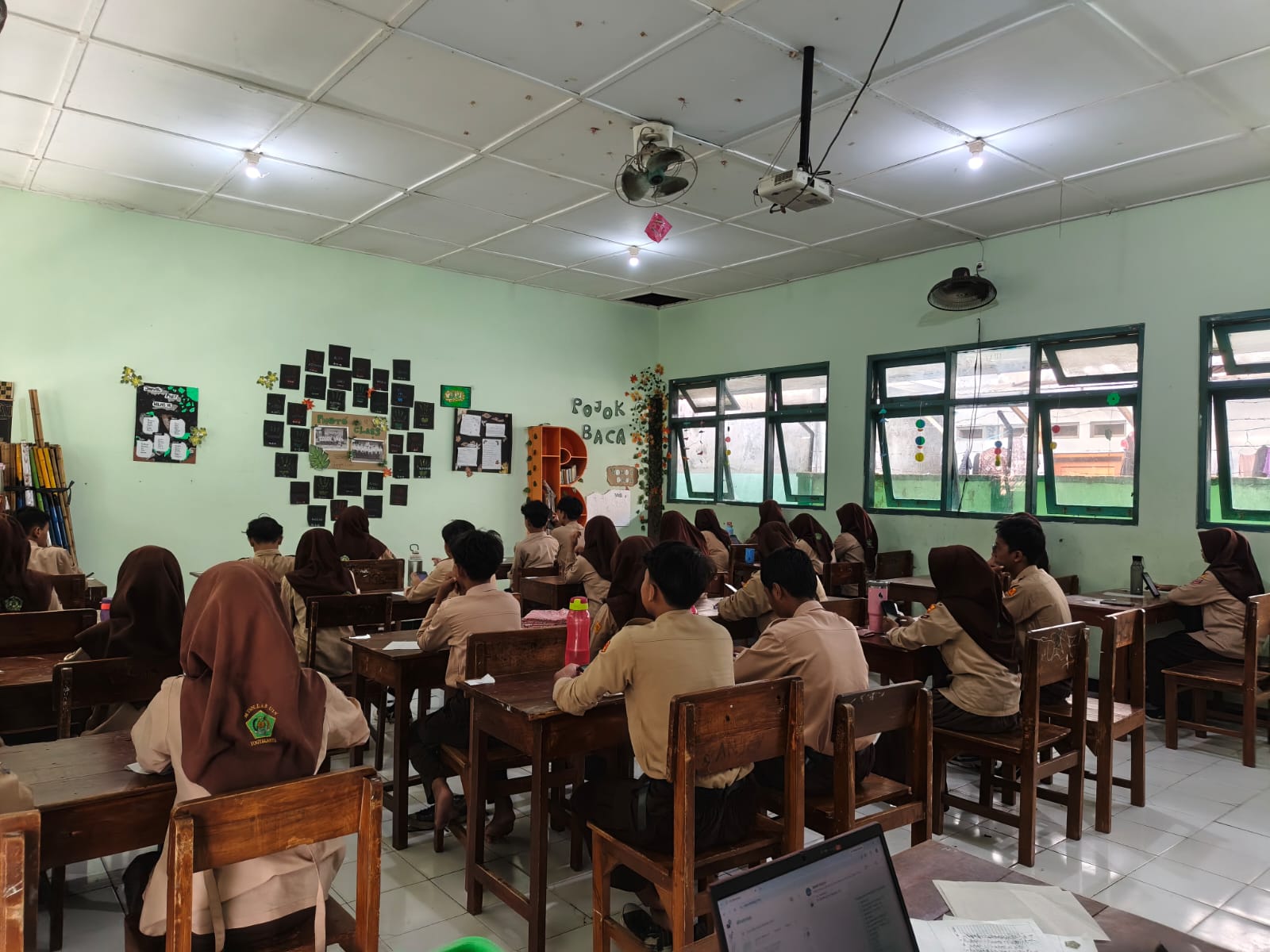 Seimbangkan Ilmu Dunia dan Akhirat, Siswa MTsN 9 Bantul Antusias Hadapi Ujian Informatika dan Tahfidz
